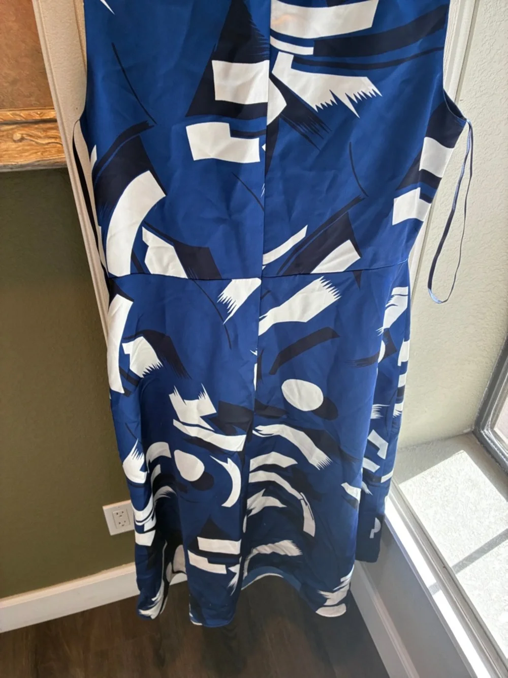 Ralph Lauren Blue and White Abstract Sleeveless V‑Neck Midi Dress - Picture 11 of 12